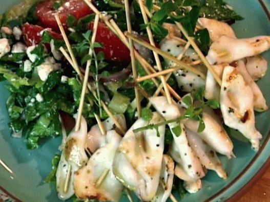 Foto cu kebab de squid cu salată