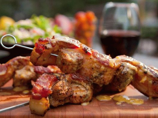 Fotografie de kebab de porc învelit în slănină