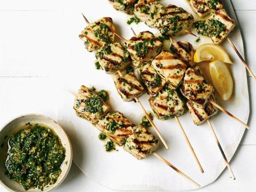 Foto cu kebabs de pește-spadă cu pesto de mentă