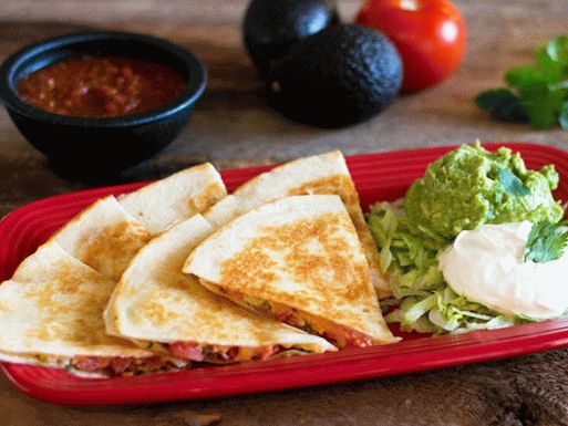 Fotografie de Quesadilla cu sos de curcan și guacamole