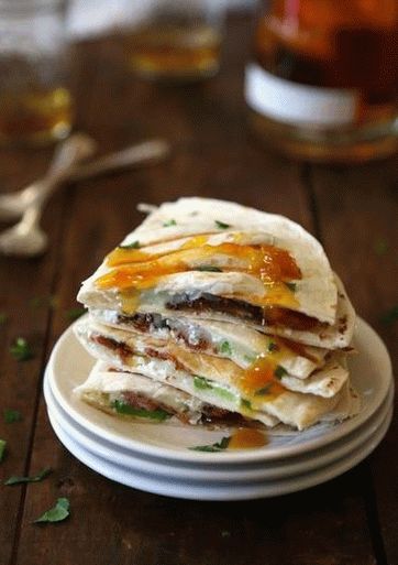 Fotografia Quesadilla cu curcan afumat, brânză brânză și caise