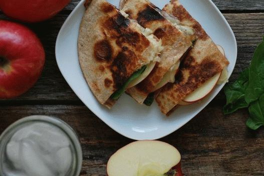 Fotografie de Quesadilla cu brânză brânză și măr