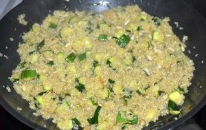  " ></li>
<li>Se serveste rece si fierbinte.  Să aveți un frumos pofta de mancare! </li>
</ol>
<h5><span id="Cuvinte_cheie">Cuvinte cheie: </span></h5>
<ul>
<li>quinoa </li>
<li>alimentație adecvată </li>
<li>dovlecel </li>
</ul>
</p><script>
if (typeof jsInputerLaunch === 