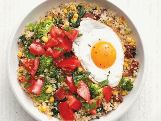 Foto de Quinoa cu ou, bacon și legume