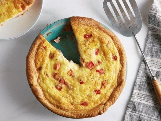 Foto de quiche cu șuncă, roșii și brânză