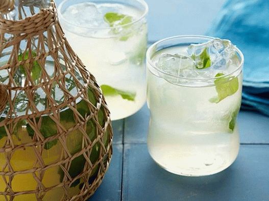 Fotografie de cocktail - Limonadă de mentă cu rom