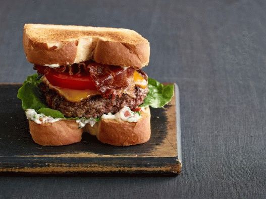 Sandwich-uri foto clasice cu tăieturi, sos și slănină