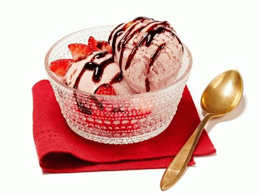 Înghețată de căpșuni foto cu sirop balsamic