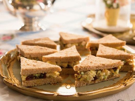 Sandwich Photo Club cu salată de pui, mere și curry