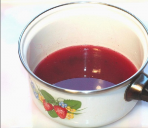  " ></li>
<li>Odată gata, turnați băutura în sterilizată rostogoliți borcanele sub capac  <img src="/wp-content/uploads/images/klubnika_v_soke_krasnoj_smorodini_foo_3.jpg"alt=