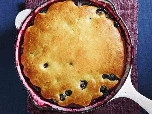 Photo Cobbler cu afine într-o tigaie