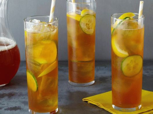 Cocktail-ul foto Pimms cu lămâie și castraveți