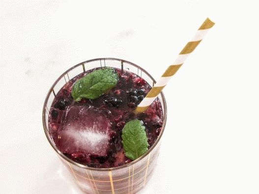 Cocktail foto cu mure și piper negru