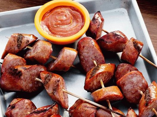 Foto cu cârnați la grătar cu sos picant