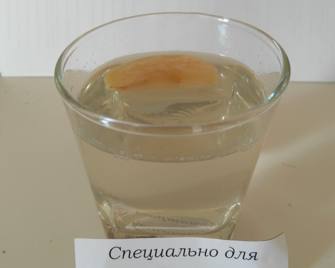  " ></p>
<ul>
<li>5</li>
</ul>
<ul>
<li>
<p>Timp de gătit </p>
<div id="toc_container" class="no_bullets"><p class="toc_title">Contents</p><ul class="toc_list"><ul><li><ul><li><a href="#25_min"><span class="toc_number toc_depth_3">0.0.1</span> 25 min </a></li><li><a href="#Fel_de_mancare_simpla"><span class="toc_number toc_depth_3">0.0.2</span> Fel de mâncare simplă </a></li><li><a href="#1932kcal"><span class="toc_number toc_depth_3">0.0.3</span> 19,32kcal </a></li><li><a href="#reteta"><span class="toc_number toc_depth_3">0.0.4</span> rețetă </a></li></ul></li><li><a href="#Hai_sa_incepem"><span class="toc_number toc_depth_2">0.1</span> Hai să începem! </a></li></ul></li><li><a href="#Ingredientele"><span class="toc_number toc_depth_1">1</span> Ingredientele </a><ul><li><a href="#O_treaba_grozava"><span class="toc_number toc_depth_2">1.1</span> O treabă grozavă </a></li></ul></li><li><a href="#pasi"><span class="toc_number toc_depth_1">2</span> pași </a><ul><li><ul><li><ul><li><a href="#Cuvinte_cheie"><span class="toc_number toc_depth_4">2.0.0.1</span> Cuvinte cheie: </a></li></ul></li></ul></li></ul></li></ul></div>
<h4><span id="25_min"><time>25 min </time></span></h4>
</li>
<li>Dificultate la rețetă<br />
<h4><span id="Fel_de_mancare_simpla">Fel de mâncare simplă </span></h4>
</li>
<li>Valoarea energetică<br />
<h4><span id="1932kcal">19,32kcal </span></h4>
</li>
<li>evaluare </li>
<li>
<h4><span id="reteta">rețetă </span></h4>
</li>
</ul>
<p>Compotul este o băutură gustoasă și sănătoasă.  Parfumat și nu zahăr compot de casă din mere stinge perfect setea, pe lângă aceasta bogat în vitamine și poate fi o alternativă excelentă la achiziționate sucuri.  A face un astfel de compot este foarte simplu!  În cazul meu face compot din Antonovka. </p>
<h3><span id="Hai_sa_incepem">Hai să începem! </span></h3>
<h2><span id="Ingredientele">Ingredientele </span></h2>
<p>0/4 ingrediente </p>
<ul>
<li><label>Mere – 4 bucăți </label></li>
<li><label>Zahar – 2 linguri </label></li>
<li><label>Garoafa – 7-10 stele </label></li>
<li><label>Apa – 1,5 litri </label></li>
</ul>
<p>Belsi <time>25 мин</time><time>25 мин</time> 19,32</p>
<h3><span id="O_treaba_grozava">O treabă grozavă </span></h3>
<p>Buna pofta, sper sa te distrezi cu noi! </p>
<p>Pregătiți ingredientele:  <img src="/wp-content/uploads/images/kompot_iz_yablok_foo_2.jpg" alt=