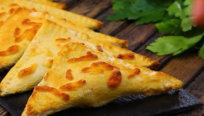  " ></p>
<ul>
<li>
<p>Timp de gătit </p>
<div id="toc_container" class="no_bullets"><p class="toc_title">Contents</p><ul class="toc_list"><ul><li><ul><li><a href="#35_min"><span class="toc_number toc_depth_3">0.0.1</span> 35 min </a></li><li><a href="#Fel_de_mancare_simpla"><span class="toc_number toc_depth_3">0.0.2</span> Fel de mâncare simplă </a></li><li><a href="#26628kcal"><span class="toc_number toc_depth_3">0.0.3</span> 266.28kcal </a></li><li><a href="#5_din_5"><span class="toc_number toc_depth_3">0.0.4</span> 5 din 5 </a></li><li><a href="#reteta"><span class="toc_number toc_depth_3">0.0.5</span> rețetă </a></li></ul></li><li><a href="#Hai_sa_incepem"><span class="toc_number toc_depth_2">0.1</span> Hai să începem! </a></li></ul></li><li><a href="#Ingredientele"><span class="toc_number toc_depth_1">1</span> Ingredientele </a><ul><li><a href="#O_treaba_grozava"><span class="toc_number toc_depth_2">1.1</span> O treabă grozavă </a></li></ul></li><li><a href="#pasi"><span class="toc_number toc_depth_1">2</span> pași </a><ul><li><ul><li><ul><li><a href="#Cuvinte_cheie"><span class="toc_number toc_depth_4">2.0.0.1</span> Cuvinte cheie: </a></li></ul></li></ul></li></ul></li></ul></div>
<h4><span id="35_min"><time>35 min </time></span></h4>
</li>
<li>Dificultate la rețetă<br />
<h4><span id="Fel_de_mancare_simpla">Fel de mâncare simplă </span></h4>
</li>
<li>Valoarea energetică<br />
<h4><span id="26628kcal">266.28kcal </span></h4>
</li>
<li>evaluare<br />
<h4><span id="5_din_5">5 din 5 </span></h4>
</li>
<li>
<h4><span id="reteta">rețetă </span></h4>
</li>
</ul>
<p>Faceți plicuri de pâine prăjite de casă cu incredibil umplutură delicioasă – aceasta este o mâncare care nu necesită agitație cu aluat, dar se dovedește foarte apetisant și frumos.  Poate fi gătit pentru familie bătut sau servit neașteptat oaspeții. </p>
<h3><span id="Hai_sa_incepem">Hai să începem! </span></h3>
<h2><span id="Ingredientele">Ingredientele </span></h2>
<p>0/4 ingrediente </p>
<ul>
<li><label>Sandwich Paine – 4 bucăți </label></li>
<li><label>Sunca – 300 g </label></li>
<li><label>Brânză – 200 g </label></li>
<li><label>Ouă – 3 buc. </label></li>
</ul>
<p>5 из 5 1 <time>35 мин</time><time>35 мин</time> 266.28</p>
<h3><span id="O_treaba_grozava">O treabă grozavă </span></h3>
<p>Buna pofta, sper sa te distrezi cu noi! </p>
<h2><span id="pasi">pași </span></h2>
<p>Pași făcuți: 0/0 </p>
<ol>
<li>
<p>Tăiați pâinea prăjită astfel încât să nu rămână cruste pe ea. </p>
</li>
<li>
<p>Trageți pătratele cu un știft.  Acestea vor crește de aproximativ 2 ori. <img src="/wp-content/uploads/images/konvertiki_iz_tostovogo_hleba_s_sirom_i_vetchinoj_foo_2.jpg"alt=