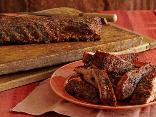 Foto coaste picante de porc afumate într-o glazură de hrean și sirop de arțar