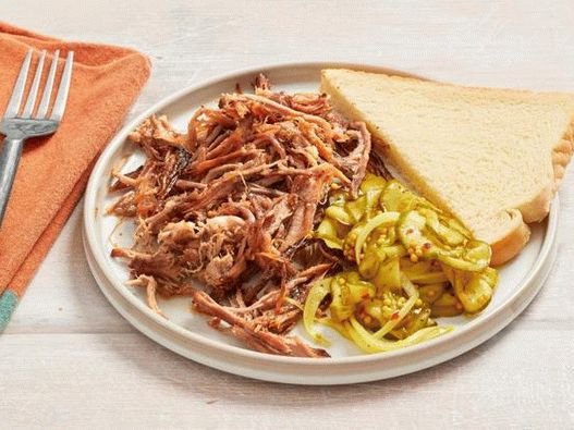 Foto Montreal carne de porc afumată cu castraveți curry murați