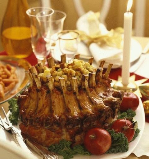 Foto Coroana de coaste de porc cu pâine de porumb