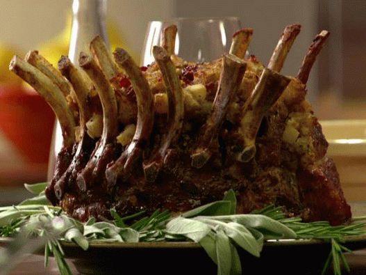 Foto Coroana de lână de porc umplută cu castane și pere