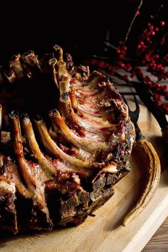 O fotografie cu o coroană de lână de porc în glazura regală cu pâine