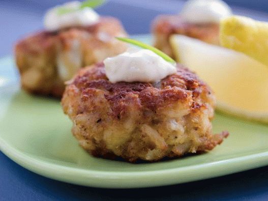 Cutite foto din bastoane de crab cu remoulade
