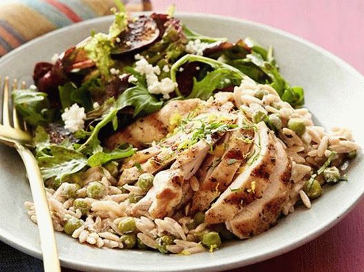 Pasta de lamaie Orzo cremă cu salată de pui prăjit și figură