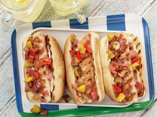 Hot dog cu prajituri de creveti la gratar cu pansament de legume prajite