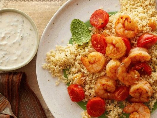 Creveți foto cu cuscus și iaurt și sos de hummus