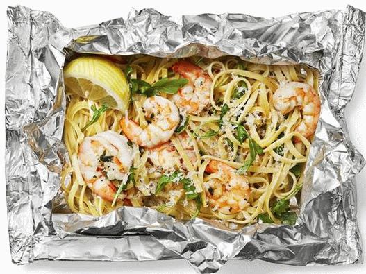 Foto de creveți scampi cu paste la grătar într-un pachet de folie