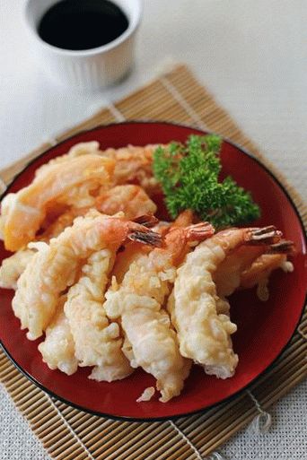 Foto Creveți în aluat de tempura cu sos dip