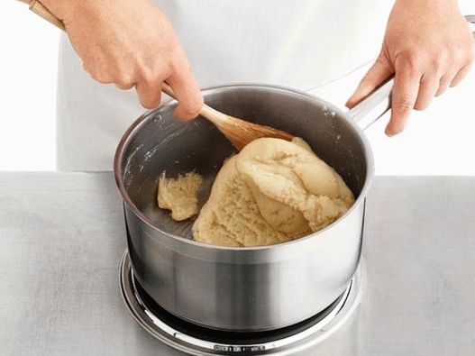 Crockembusch - un tort din profiterole