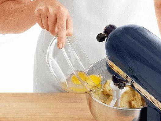 Crockembusch - un tort din profiterole
