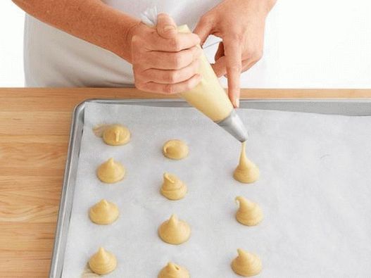 Crockembusch - un tort din profiterole