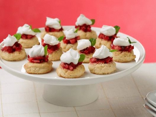 Foto cu Tiny Shortcakes