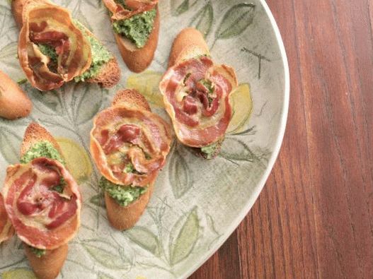 Fotografia lui Crostini cu pancetta crocantă și pesto rucola