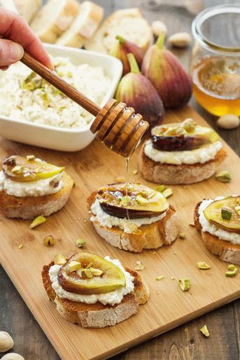Foto de Crostini cu smochine, ricotta de miere și alune