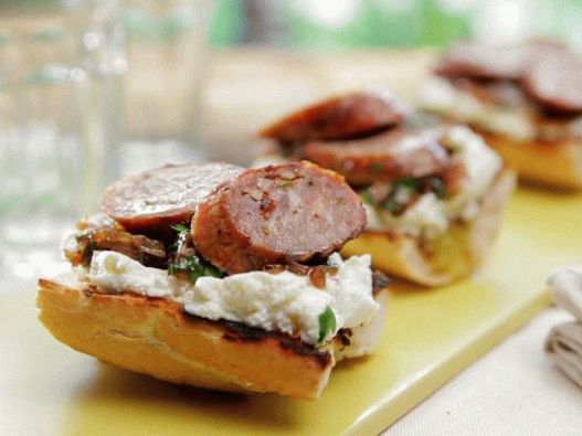 Foto de Crostini cu cârnați și ceapă la grătar în sirop balsamic