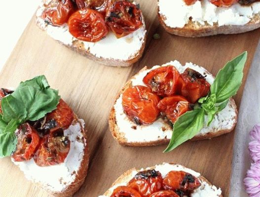 Fotografie de Crostini cu roșii coapte și 3 tipuri de brânză