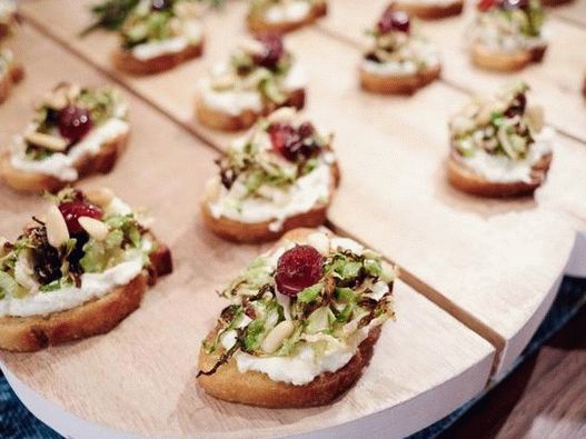 Fotografia lui Crostini cu varza de Bruxelles coapte