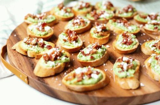 Fotografia lui Crostini cu piure de mazăre verde
