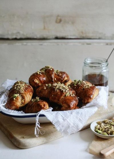 Fotografie a croissantilor cu ciocolată
