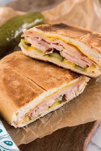 Fotografie cu un sandwich cubanez pe o chiflă franceză