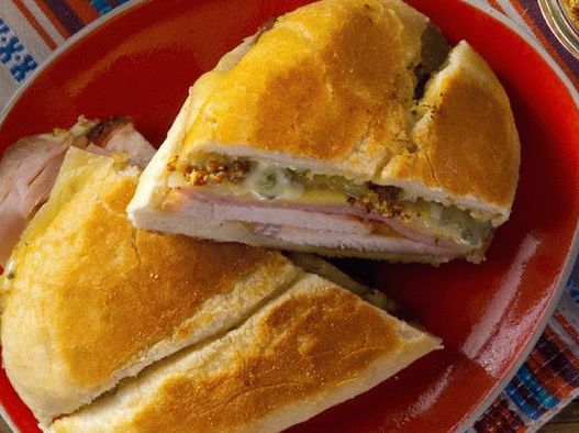 Fotografia unui sandwich cubanez cu pastă Moyo