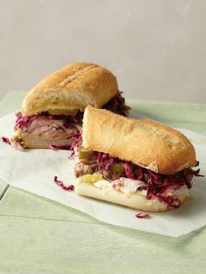 Fotografia unui sandwich cu salată de varză roșie cubaneză