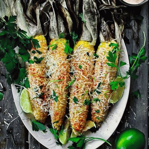 Foto cu porumb la grătar cu sos Cilantro Pesto