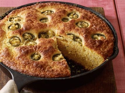 Foto cu pâine de porumb cu jalapene