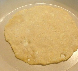  " ></li>
<li>Cu ajutorul unei spatule, transferați tortilla într-o tigaie uscată și prăji 30 de sex pe 2 părți. </li>
<li>Lăsați la loc cald cu un prosop. </li>
<li>Fileul de pui tăiat în bucăți mici și scăzut în soia sosul.  Se lasă la marinat timp de 15 minute. </li>
<li>Coaceți pieptul de pui până este gătit sau prăjiți-l în tigaie. </li>
<li>Pe prăjituri încă calde punem pui fierbinte și legume tocate.  <img src="/wp-content/uploads/images/kukuruzno-sirnaya_lepeshka_s_kuricej_foo_4.png"alt=