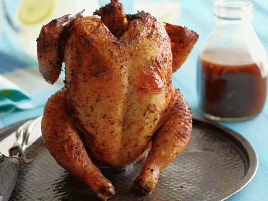 Pui pe un borcan cu sos de gratar cola