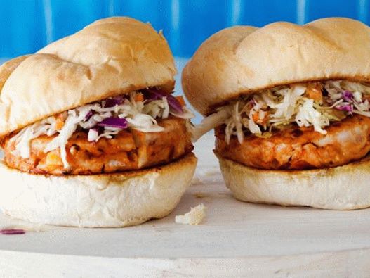 Burgerii de pui cu salată de varză și sos de grătar